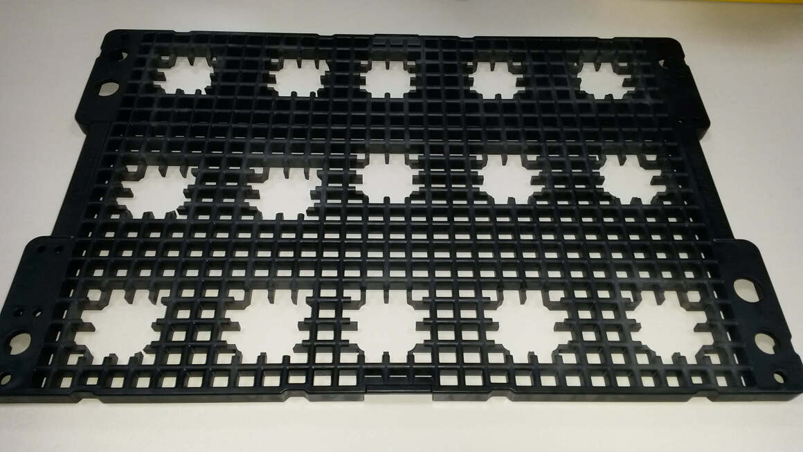 Techtray-Boden von Kögel mit Ausschnitten. Techtray-Boden von Kögel mit Ausschnitten.